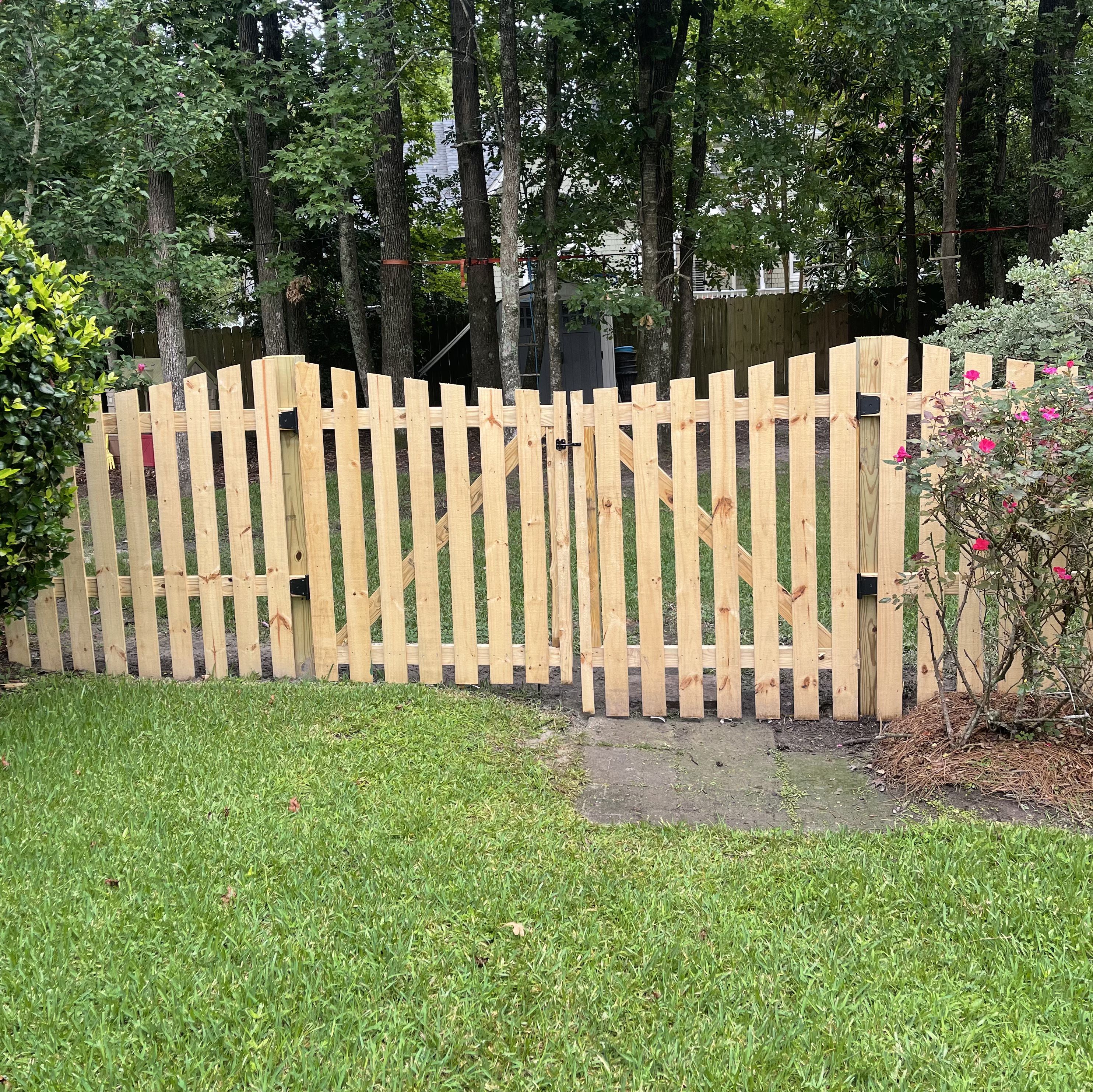 Rounded fence gate
